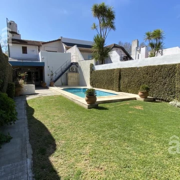 Casa en Venta en Villa Ballester 5 ambientes - Lote 418 m2 a 3 cuadras del centro comercial