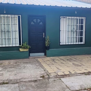 CASA EN BERISSO CALLE 174 ENTRE 35 Y 36  . PROPIEDAD IDEAL PARA PRIMER VIVIENDA O INVERSION. ZONA TRANQUILA Y RESIDENCIAL. 