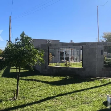Casa en venta 2 dormitorios, Quincho, parrilla, jardín, cochera | Barrio El Retiro – La Plata