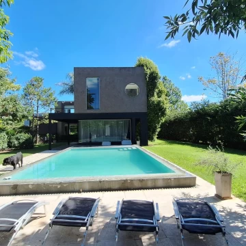 Casa de 5 ambientes en Alquiler en Barrio Cerrado La Montura