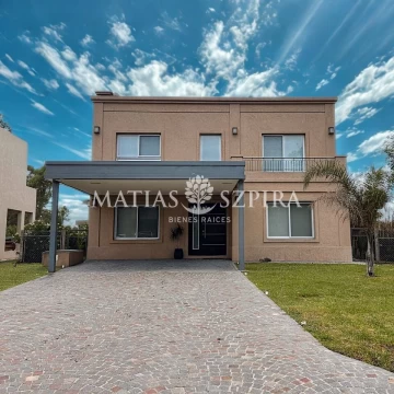 Casa en venta álvarez Del Bosque 5 ambientes