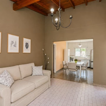 Casa en lote propio de 547 m² con jardín, pileta y cochera – Apta crédito | Merlo