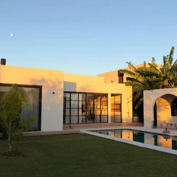 Alquiler Casa 5 amb - 1 Planta - 3 dormitorios - Altos de Campo Grande