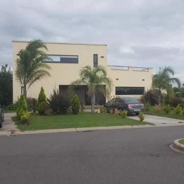 Casa en venta, 5 domitorios, Barrio Los robles, Haras Santa Maria