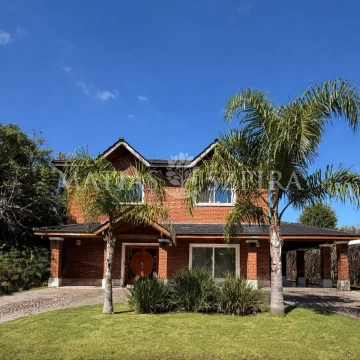 Chalet de 6 ambientes en Boca Raton con gran fondo y pileta