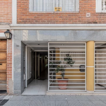 ESPECTACULAR 2 AMBIENTES CON TERRAZA Y GRAN QUINCHO (2DO. DORMITORIO). BALVANERA.