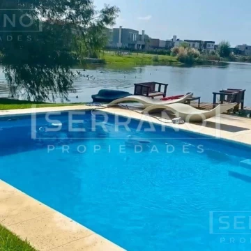 Venta Casa 4 ambientes con pileta a la laguna en el Canton Norte Escobar.