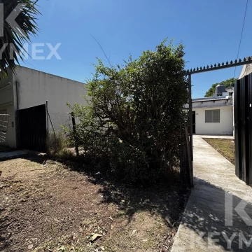 Venta casa con cochera en Los Hornos