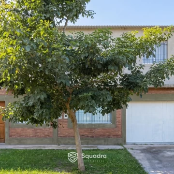 VENTA | PERMUTA - Casa de dos dormitorios en P.A. y Quincho con pileta en P.B -  Ibarlucea.