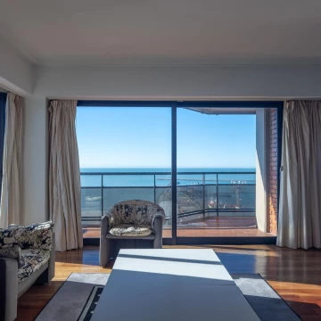 Piso en estado original con las mejores vistas de  Playa Grande