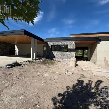 Venta–Casa 3 dormitorios con dependencia de servicio–Country El Terrón a ESTRENAR