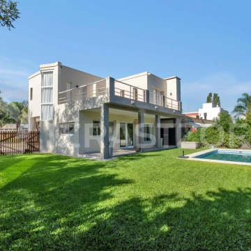 Casa venta en lote central en el barrio Los Tilos - RESERVADA