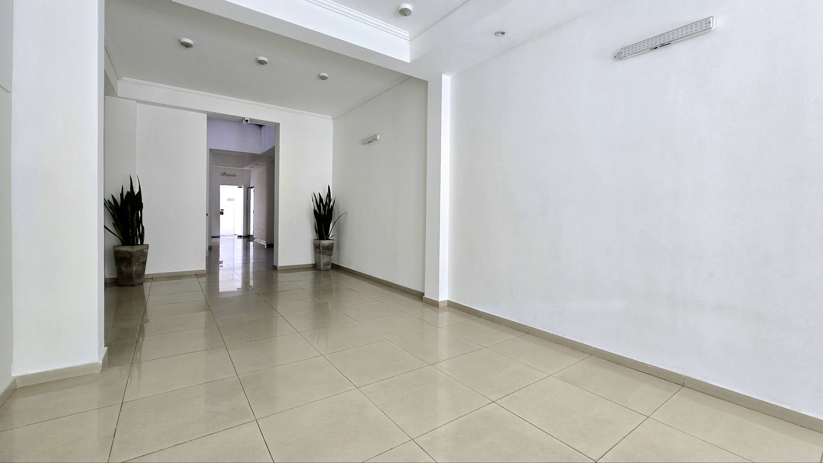 Hall de ingreso con cámara de seguridad.
