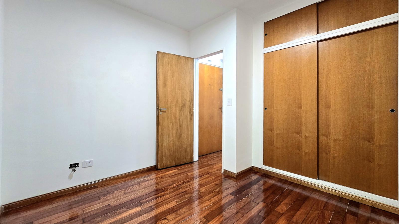 Habitación con placard empotrado.