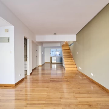 Venta Departamento en dúplex 2 ambientes y medio con cochera en Las Cañitas