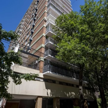 Departamento 3 ambientes Belgrano R Torre de categoría. Cochera fija y Baulera