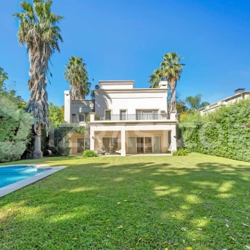Casa en venta en La Pradera de tres plantas y gran jardín con piscina