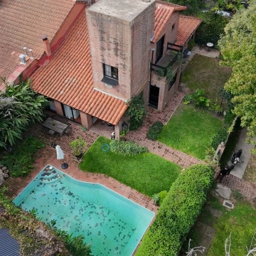Casa 4 ambientes en esquina con jardín y pileta – Lomas de San Isidro