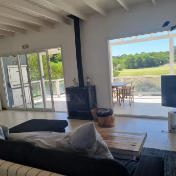 Lindisima casa en Costa Esmeralda Golf 2,  con pileta, parrilla fogonero y vista al golf.