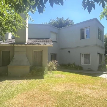 Casa en Venta en Barrio Pilar del Lago con Gran Jardin, Galeria, Pileta y Parrilla