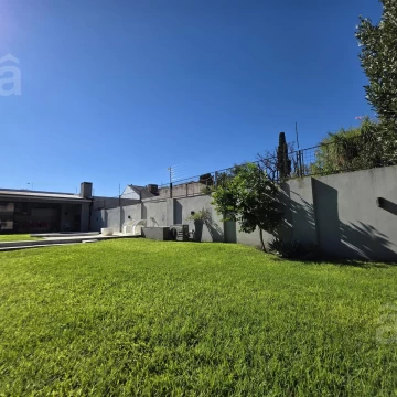 Venta Importante Chalet Zona Hölters! 8 x 55 mts! - Villa Ballester - Cuatro Ambientes.