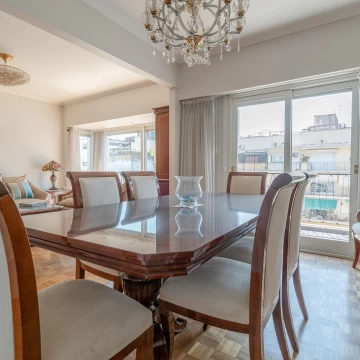 Departamento en venta en Recoleta con cochera frente a Plaza Vicente Lopez
