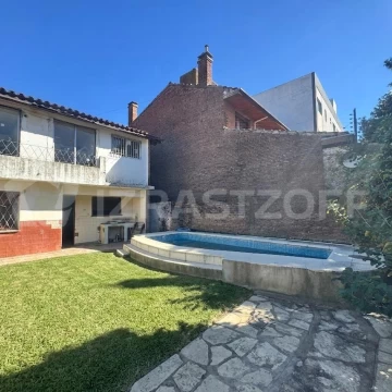 Chalet casa a la venta a refaccionar c/cochera, 7 ambientes, pileta/jardin/parrilla - Olivos