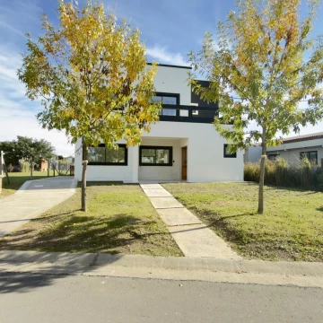 Casa a estrenar en  San Pablo sobre lote central con 5 dormitorios