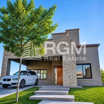 Venta de Casa en Nordelta de 5 Ambientes con Cochera