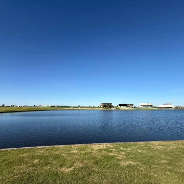 Terreno en venta a la laguna. Barrio Los Puentes. Nordelta