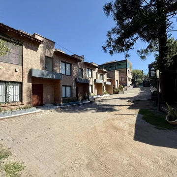 Housing en recta Martinolli 3 dormitorios, 2 baños, pileta de uso común APTO CREDITO