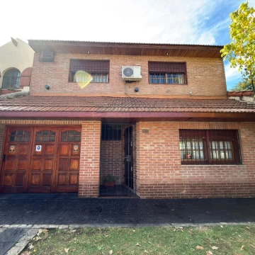 VENTA CASA 4 AMBIENTES CON COCHERA EN QUILMES APTO CRÉDITO