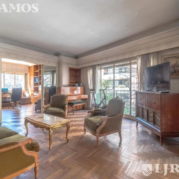 Departamento 4 ambientes con dependencia, muy luminoso, con cochera y baulera