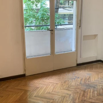 Departamento en venta en Caballito de 4 ambientes con dependencia