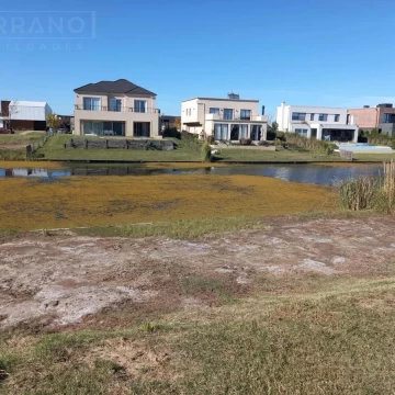 Venta lote con fondo al agua en Puertos del Lago, Riberas. Escobar