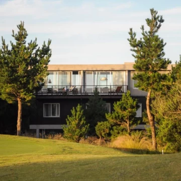 Moderna casa desarrollada en 3 plantas en El Golf 1 de Costa Esmeralda.