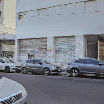 Local    Oficinas  700 m2 con 3 vidrieras y 3 cocheras en La Plata