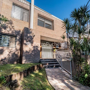 Venta casa 6 ambientes con parque y piscina en Haedo Sur