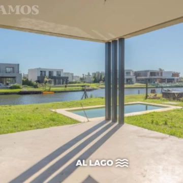 A LAGUNA ORIENTACION NOR-OESTE.