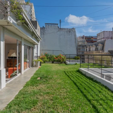 Duplex con terraza jardin y parrilla luminoso!