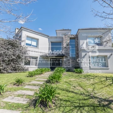Venta Casa 5 Ambientes Fincas de Iraola II Con Piscina Lote Central en Esquina