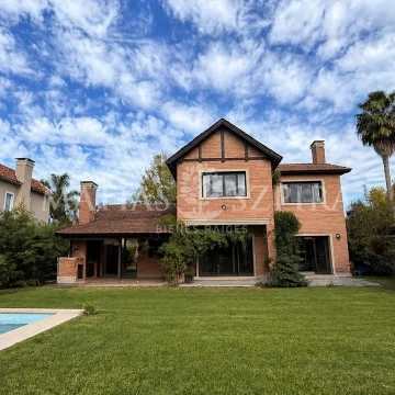Venta de Casa 5 Ambientes en Parque Leloir, Ituzaingó