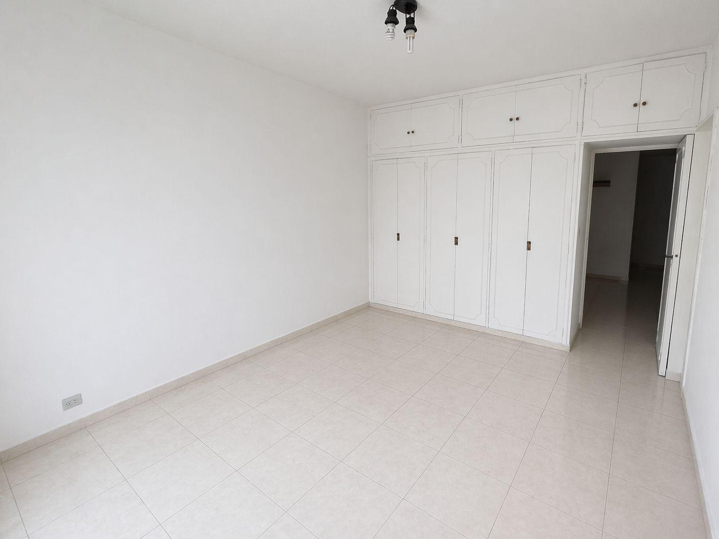 Dormitorio sin muebles (IA)