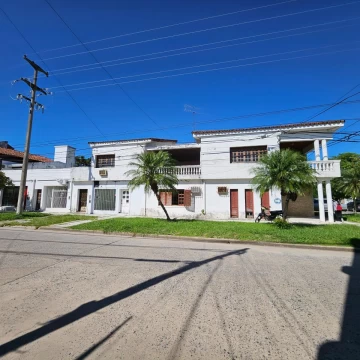 Casa con 3 locales comerciales en microcentro de Formosa