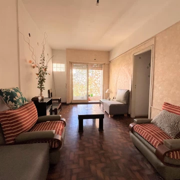 Departamento al frente, en venta. Tres dormitorios. La Plata