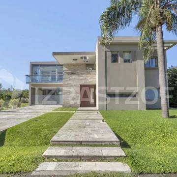 Casa en venta en Los Pilares de primer nivel, amoblada y equipada