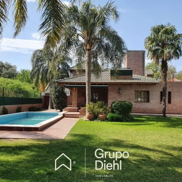 Casa amplia de 5 dormitorios EN VENTA, a metros del Colegio La Salle, Zona Norte