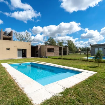 VENTA - Casa a estrenar de 2 dormitorios con cochera y pileta - Tierra de Sueños 3, Roldán.