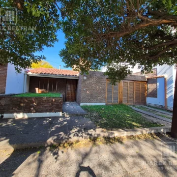 Casa en VENTA ,3 dormit,2 baños,jardin cochera cubierta ,APTA CREDITO!!!