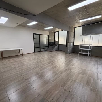 Excelente Local Comercial en Barracas. 110mts2